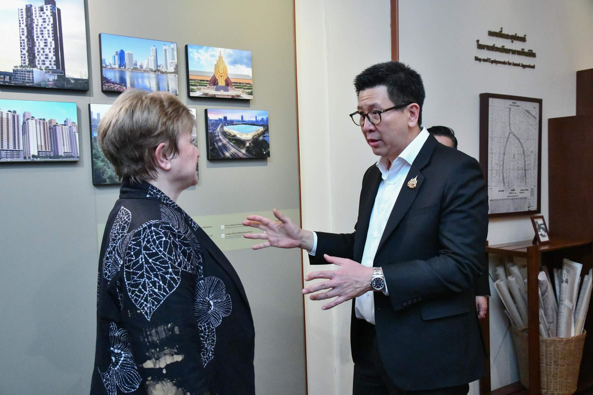 ดร.เอกนิติ นิติทัณฑ์ประภาศ รองนายกรัฐมนตรีและรัฐมนตรีว่าการกระทรวงการคลัง พร้อมคณะผู้บริหาร จากกระทรวงการคลัง นำดร.คริสตาลินา กอร์เกียวา กรรมการจัดการกองทุนการเงินระหว่างประเทศ (IMF) และคณะ เยี่ยมชมพิพิธบางลำพู